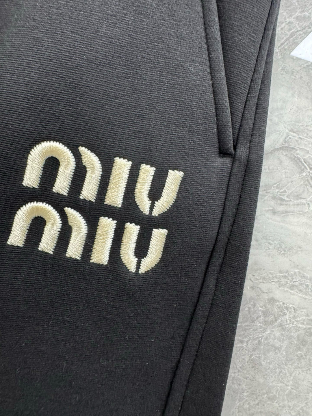 25秋冬新款MIU宽松街头风抓绒直筒休闲裤，男士字母刺绣点缀保暖廓形长裤。意大利原厂订单，顶级精梳棉面料