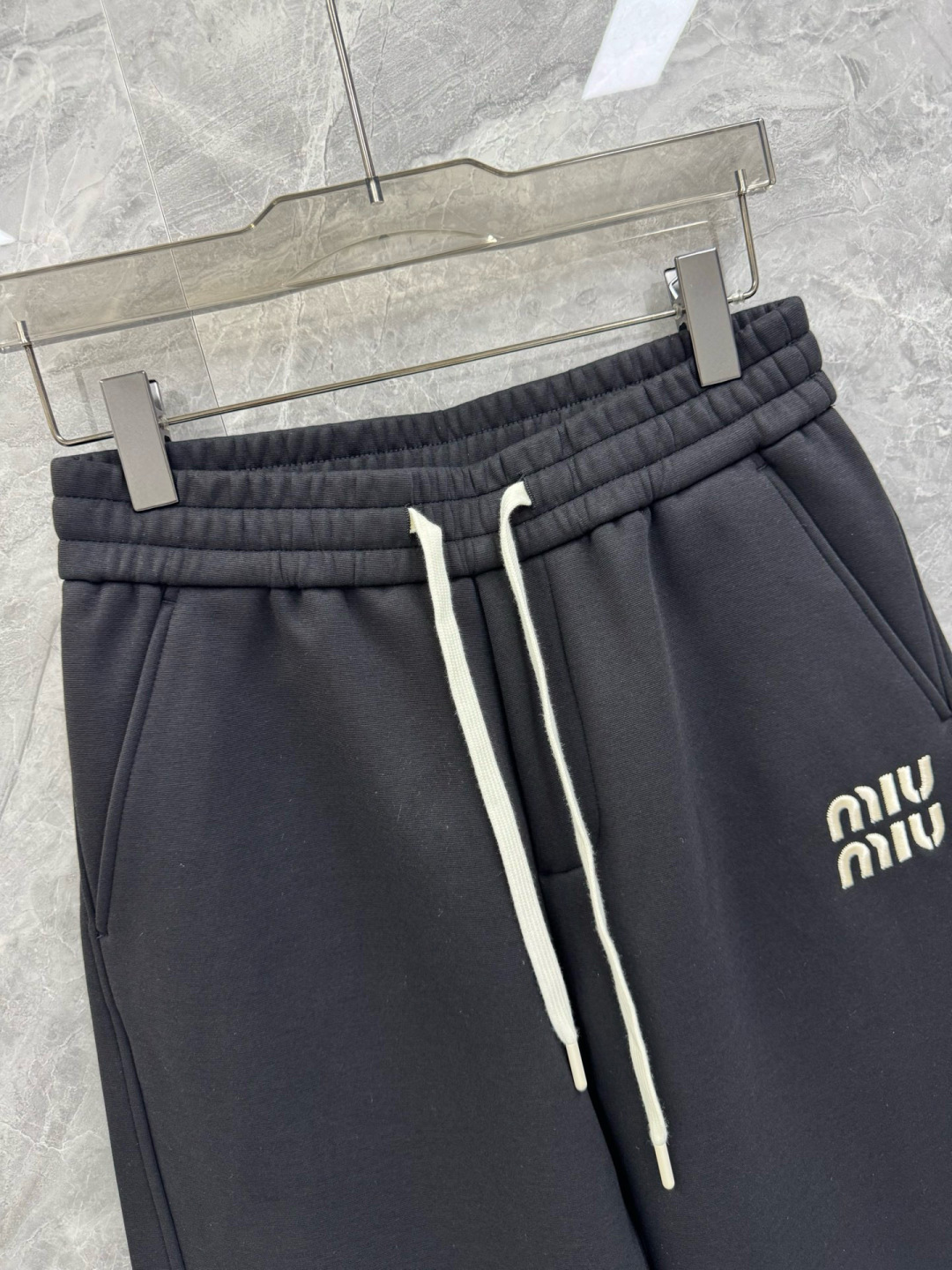 25秋冬新款MIU宽松街头风抓绒直筒休闲裤，男士字母刺绣点缀保暖廓形长裤。意大利原厂订单，顶级精梳棉面料