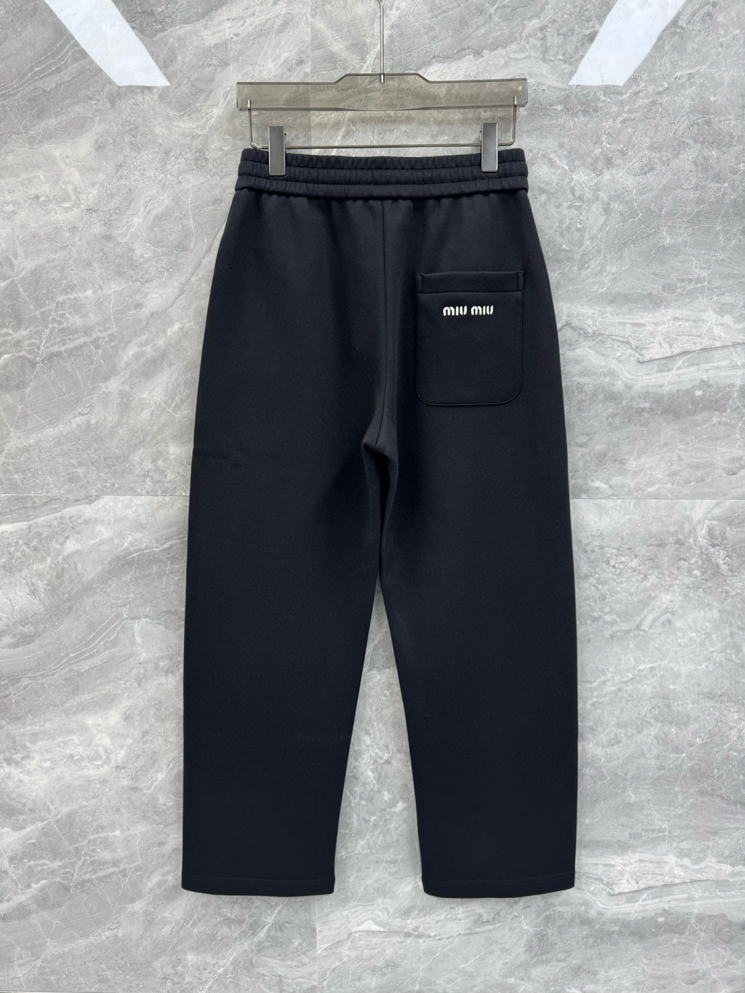 25秋冬新款MIU宽松街头风抓绒直筒休闲裤，男士字母刺绣点缀保暖廓形长裤。意大利原厂订单，顶级精梳棉面料