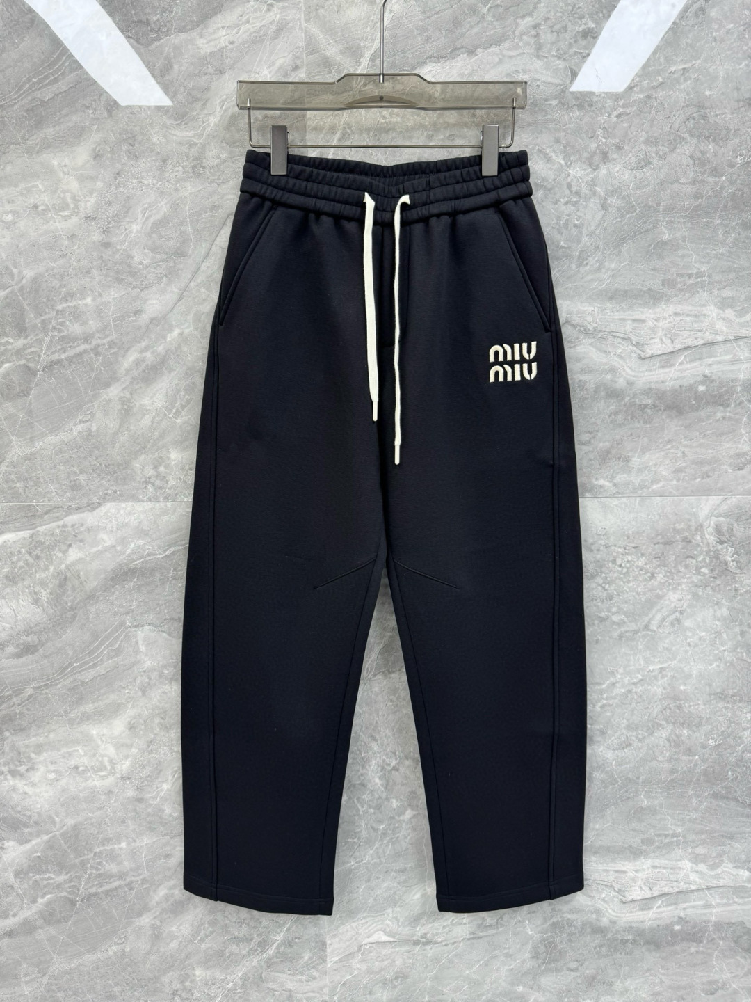 25秋冬新款MIU宽松街头风抓绒直筒休闲裤，男士字母刺绣点缀保暖廓形长裤。意大利原厂订单，顶级精梳棉面料