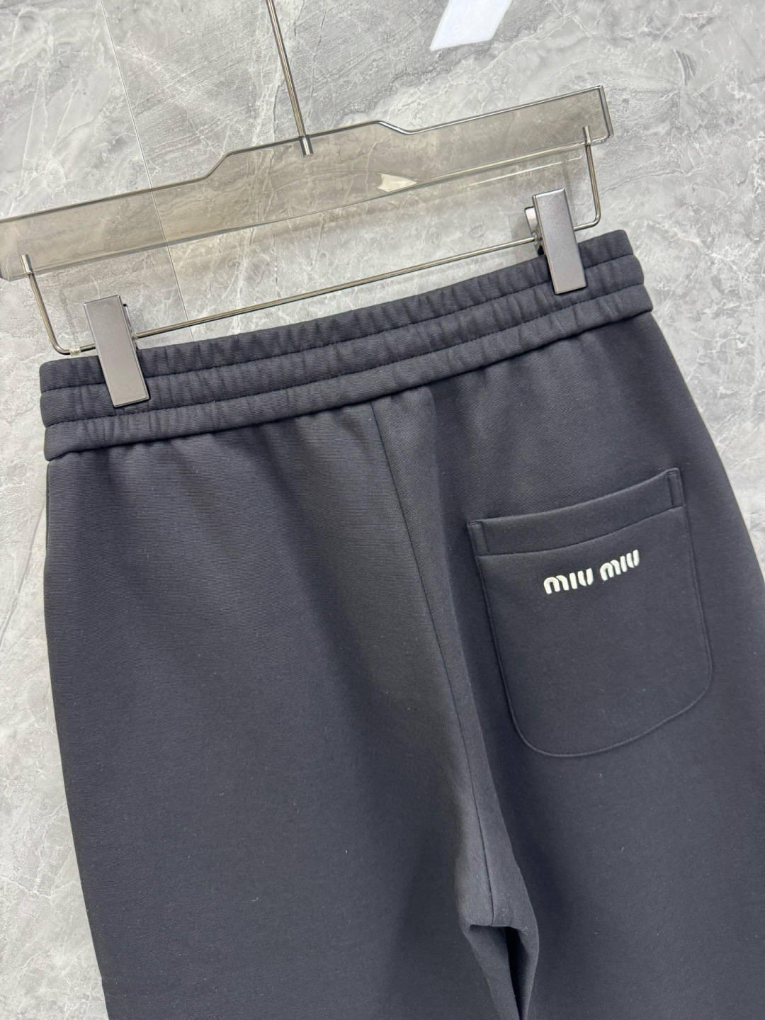 25秋冬新款MIU宽松街头风抓绒直筒休闲裤，男士字母刺绣点缀保暖廓形长裤。意大利原厂订单，顶级精梳棉面料