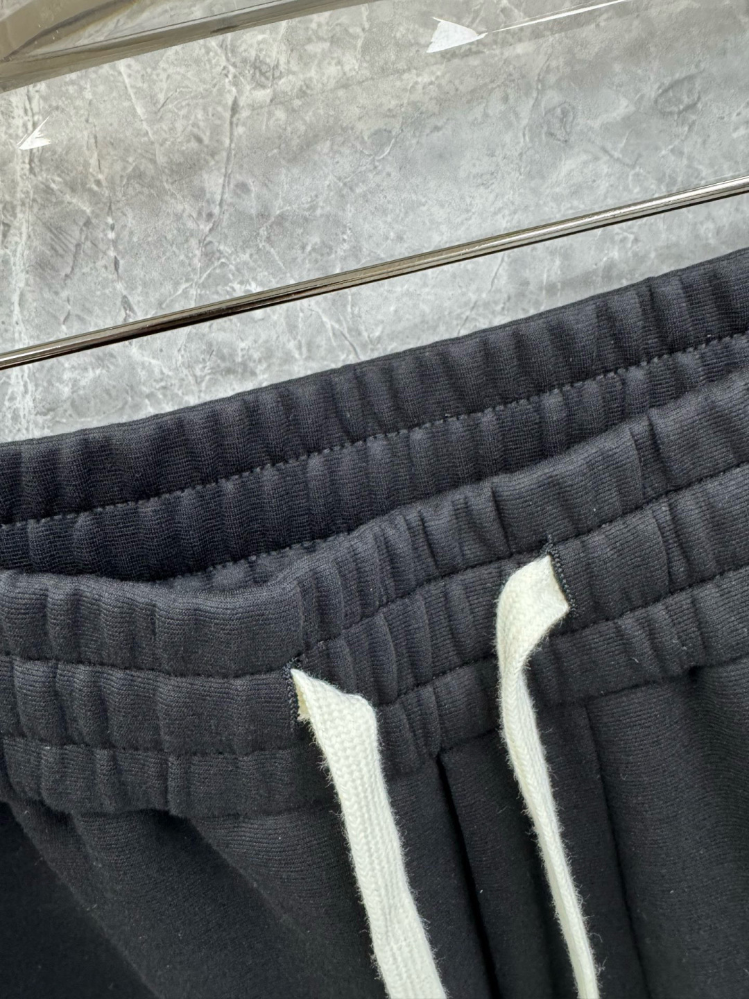 25秋冬新款MIU宽松街头风抓绒直筒休闲裤，男士字母刺绣点缀保暖廓形长裤。意大利原厂订单，顶级精梳棉面料