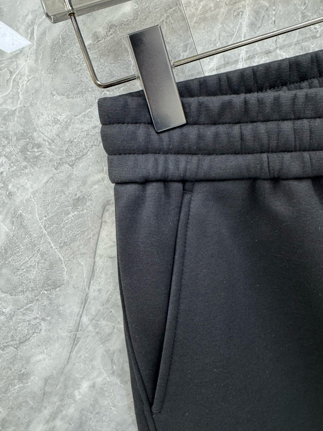 25秋冬新款MIU宽松街头风抓绒直筒休闲裤，男士字母刺绣点缀保暖廓形长裤。意大利原厂订单，顶级精梳棉面料