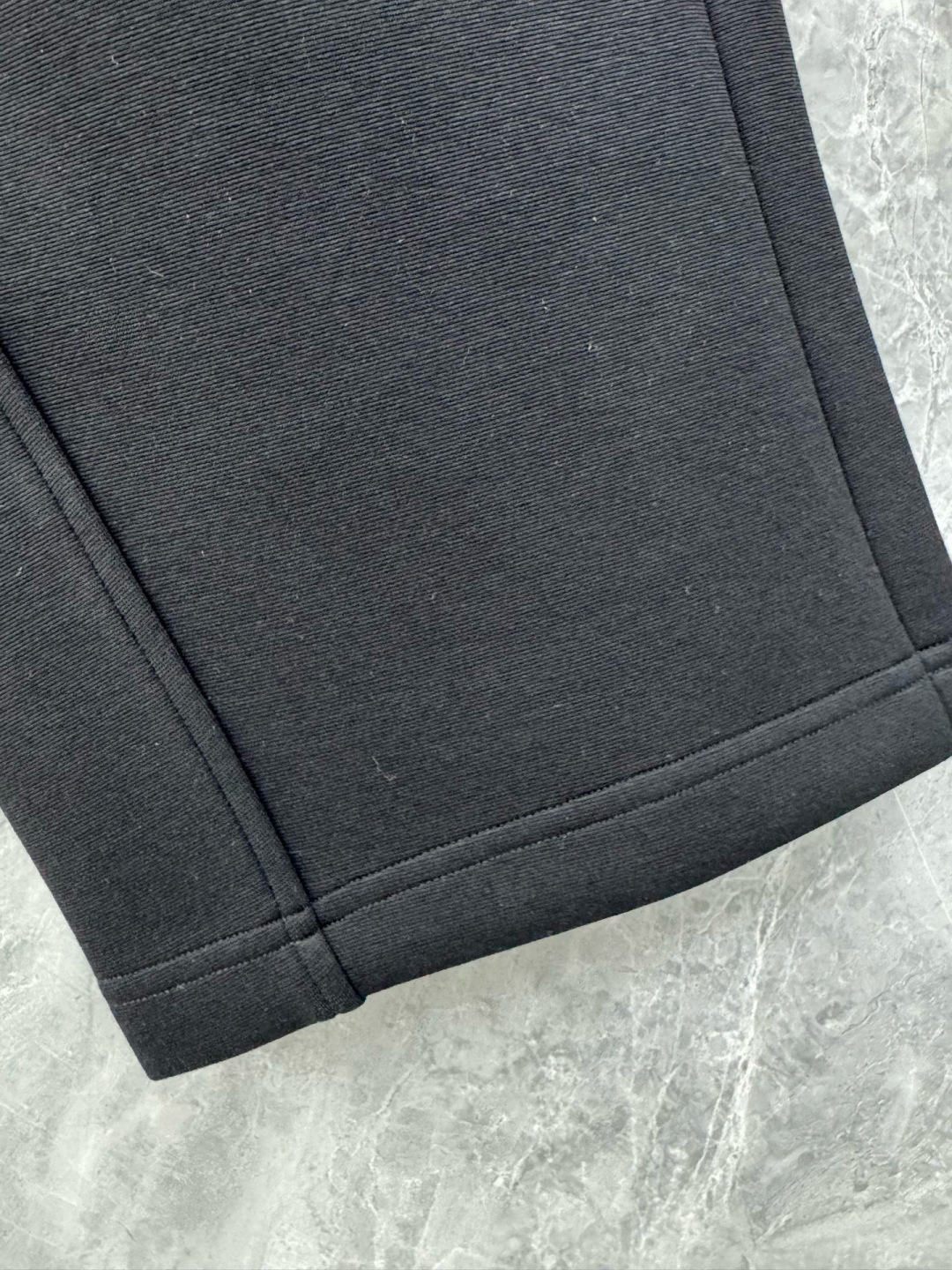 25秋冬新款MIU宽松街头风抓绒直筒休闲裤，男士字母刺绣点缀保暖廓形长裤。意大利原厂订单，顶级精梳棉面料