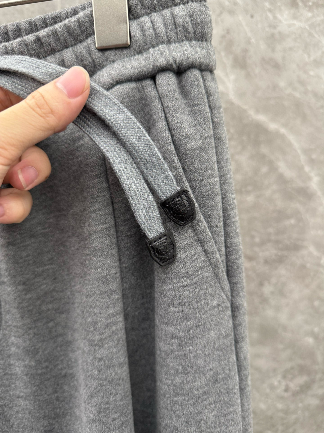 lP🆕🌈🌈新款羊毛休闲裤，采用羊毛面料打造，舒适保暖轻肤软糯，非常有垂感不显臃肿。前面皮标设计，五金细节
