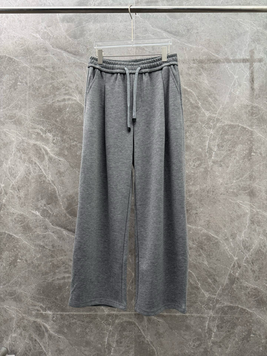 lP🆕🌈🌈新款羊毛休闲裤，采用羊毛面料打造，舒适保暖轻肤软糯，非常有垂感不显臃肿。前面皮标设计，五金细节