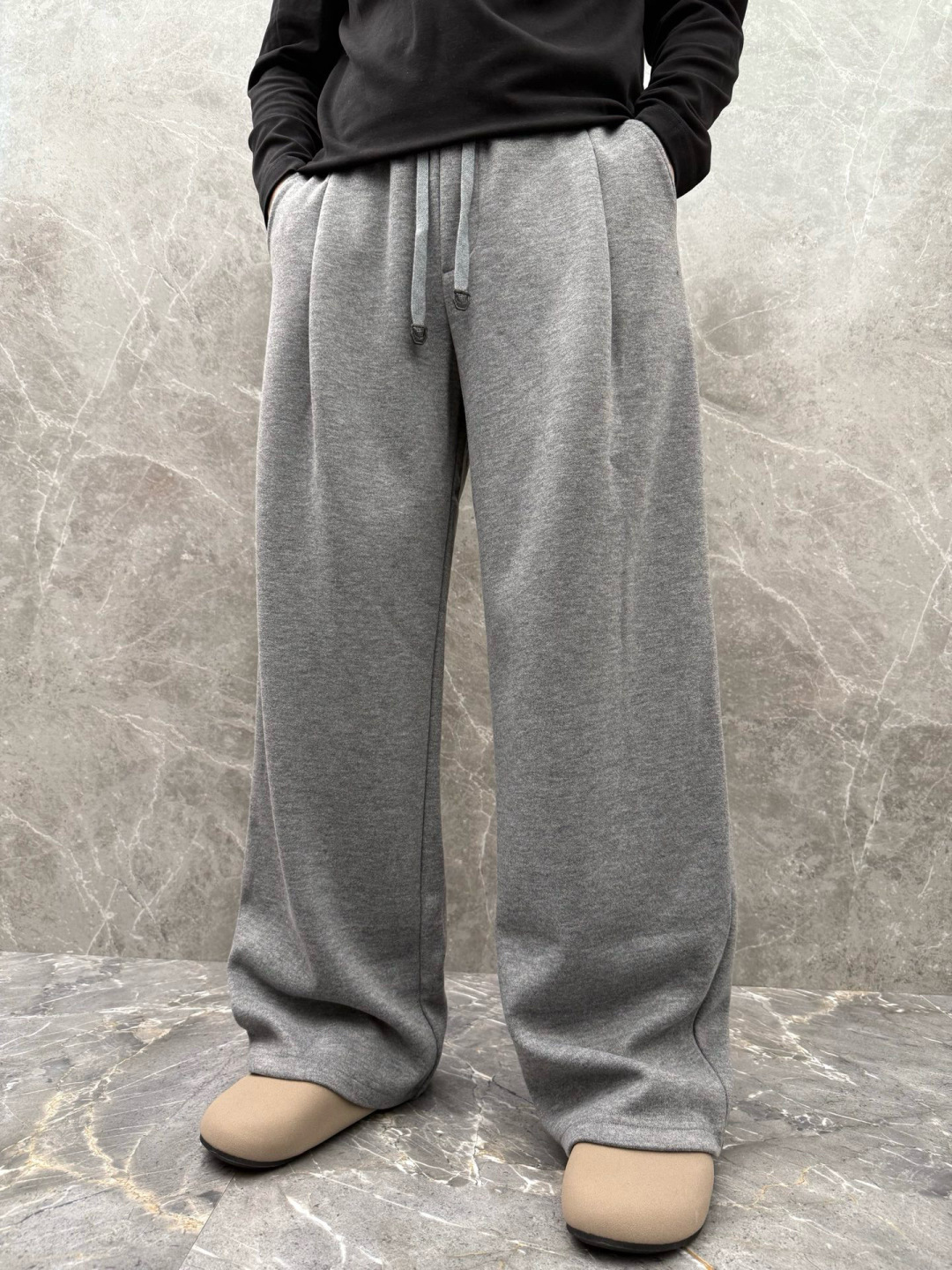 lP🆕🌈🌈新款羊毛休闲裤，采用羊毛面料打造，舒适保暖轻肤软糯，非常有垂感不显臃肿。前面皮标设计，五金细节