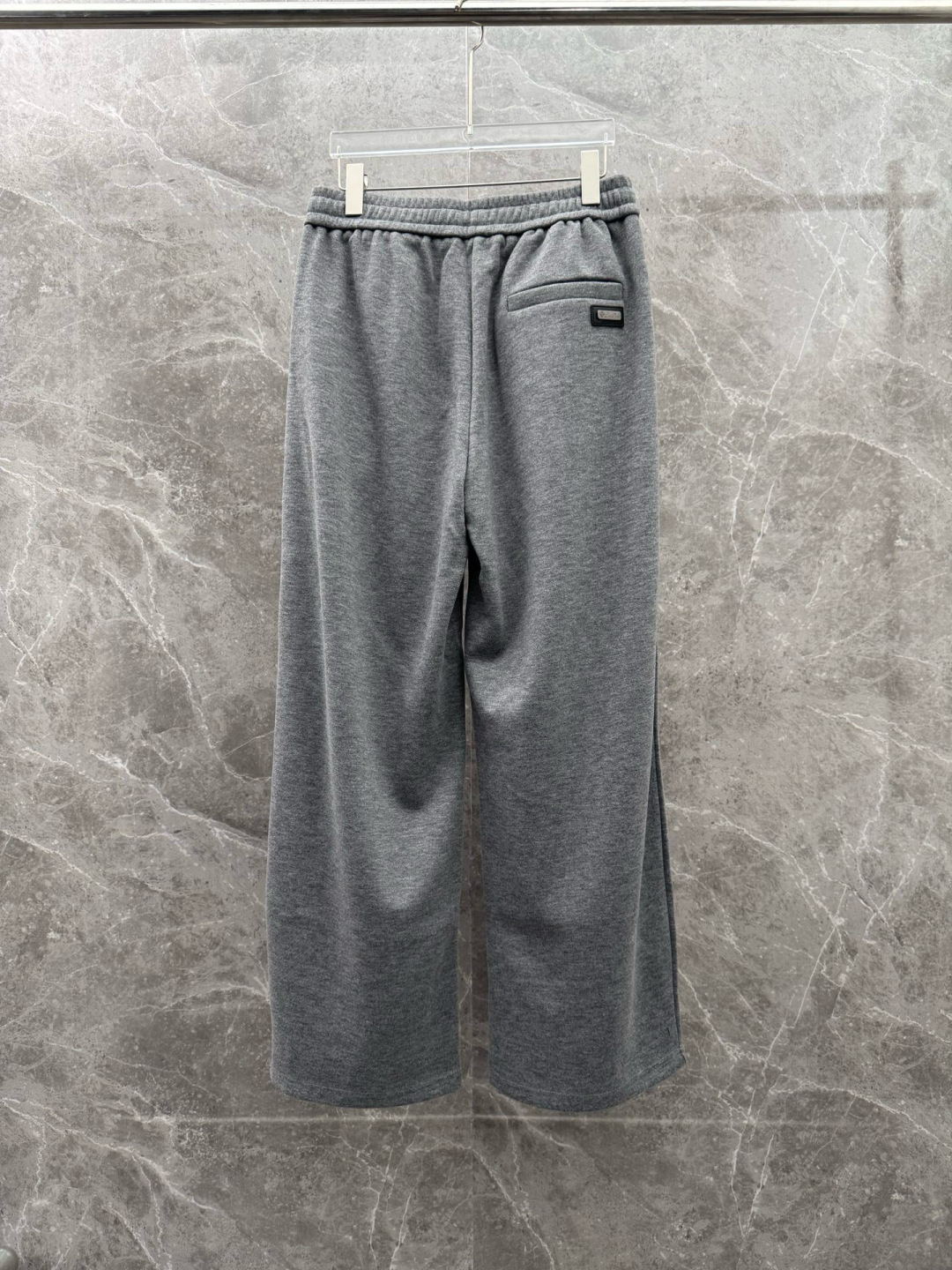 lP🆕🌈🌈新款羊毛休闲裤，采用羊毛面料打造，舒适保暖轻肤软糯，非常有垂感不显臃肿。前面皮标设计，五金细节