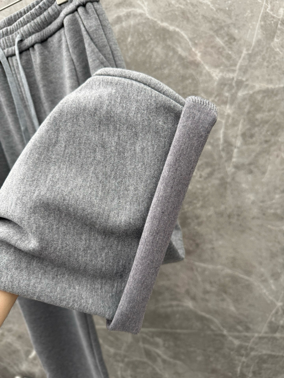 lP🆕🌈🌈新款羊毛休闲裤，采用羊毛面料打造，舒适保暖轻肤软糯，非常有垂感不显臃肿。前面皮标设计，五金细节
