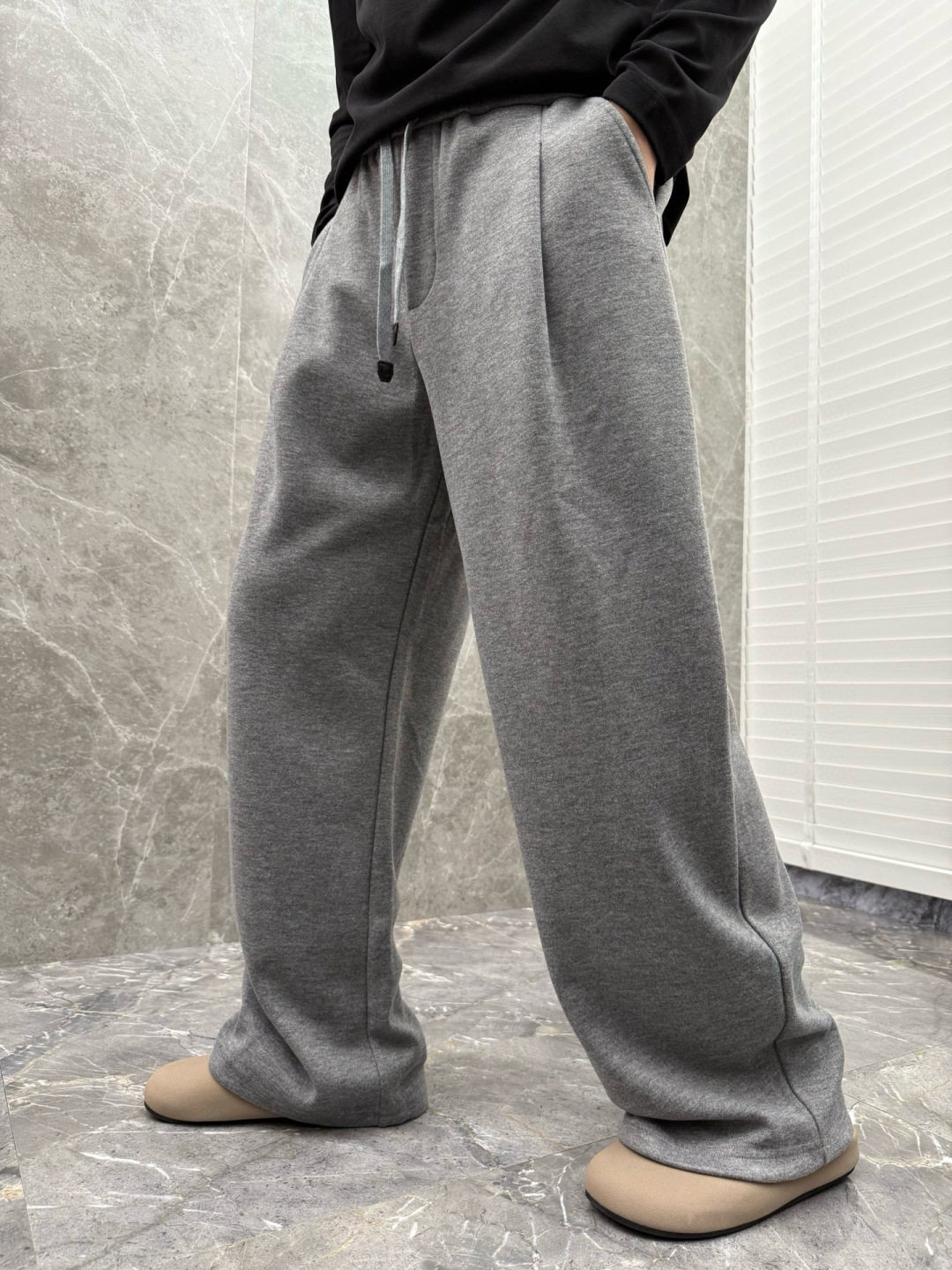 lP🆕🌈🌈新款羊毛休闲裤，采用羊毛面料打造，舒适保暖轻肤软糯，非常有垂感不显臃肿。前面皮标设计，五金细节