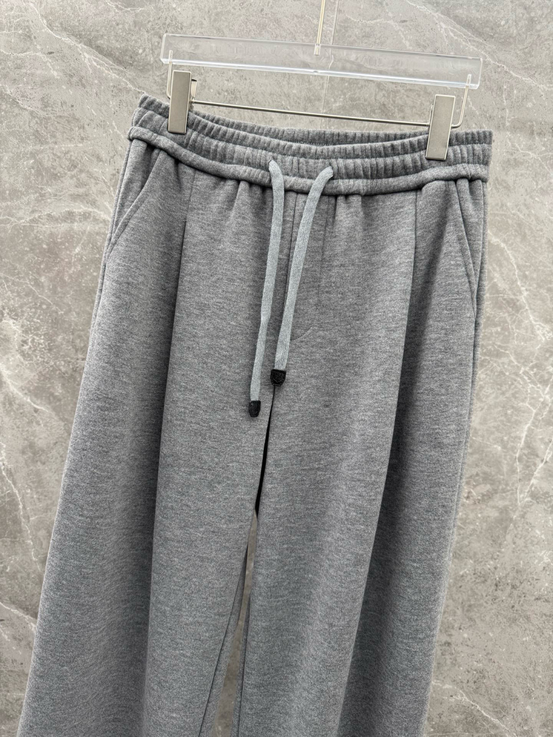 lP🆕🌈🌈新款羊毛休闲裤，采用羊毛面料打造，舒适保暖轻肤软糯，非常有垂感不显臃肿。前面皮标设计，五金细节