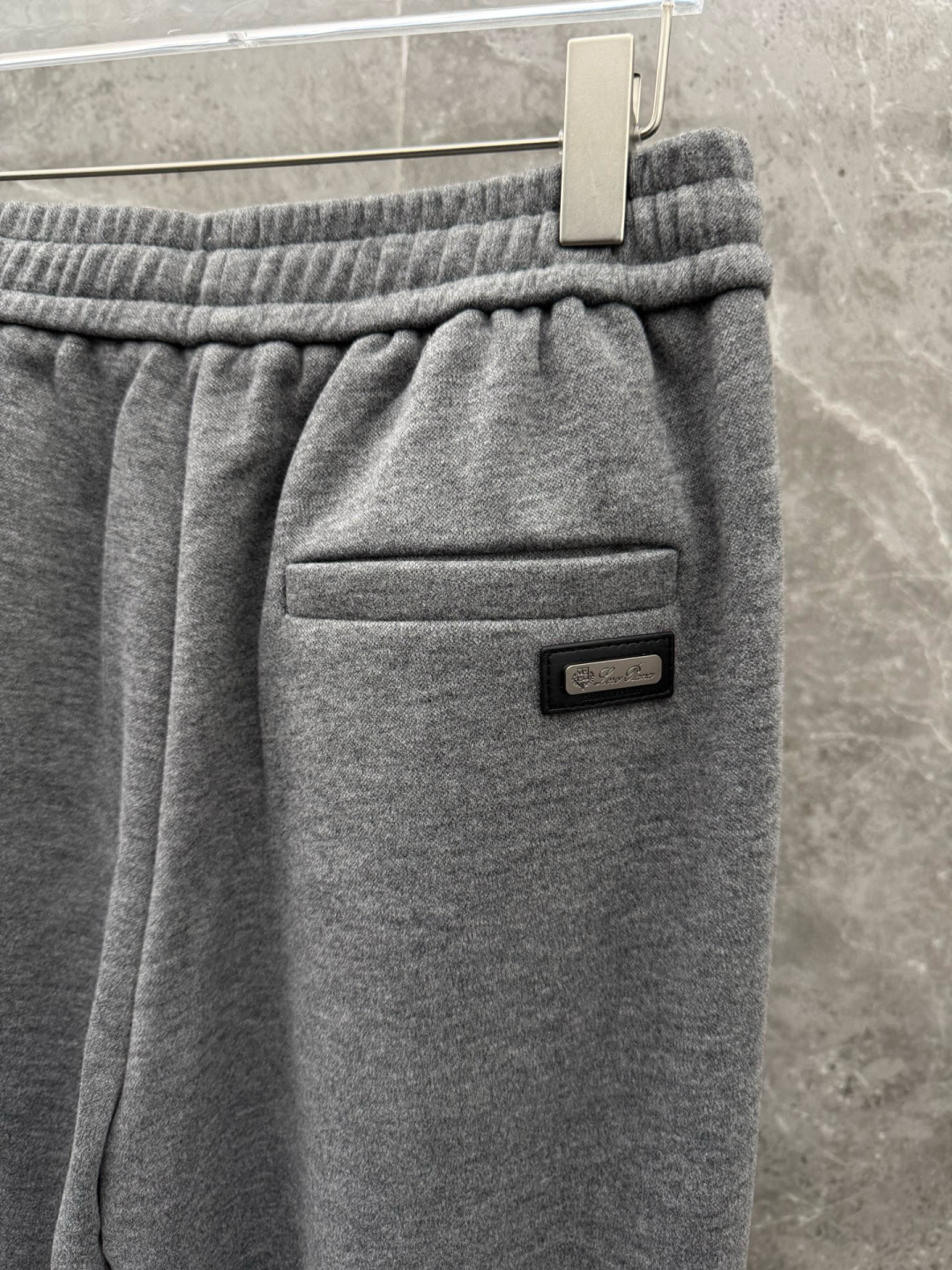 lP🆕🌈🌈新款羊毛休闲裤，采用羊毛面料打造，舒适保暖轻肤软糯，非常有垂感不显臃肿。前面皮标设计，五金细节