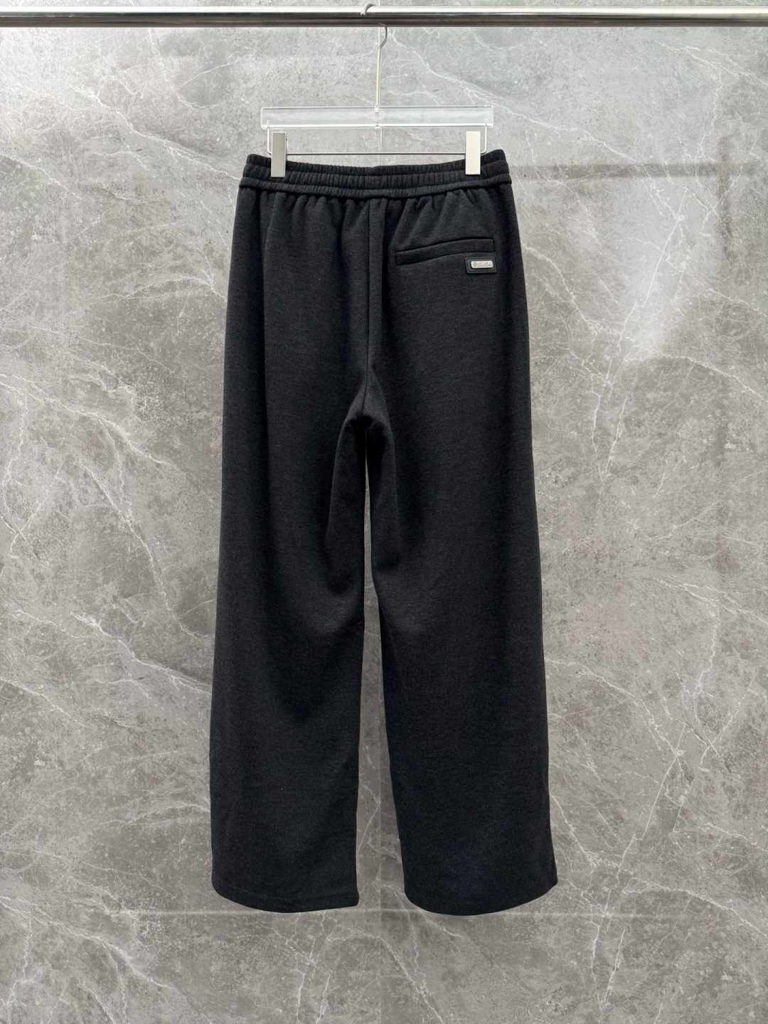 lP🆕🌈🌈新款羊毛休闲裤，采用羊毛面料打造，舒适保暖轻肤软糯，非常有垂感不显臃肿。前面皮标设计，五金细节