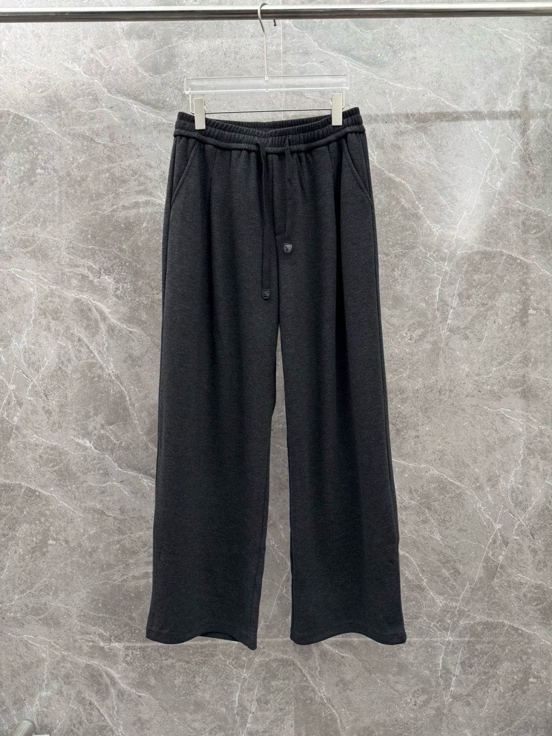 lP🆕🌈🌈新款羊毛休闲裤，采用羊毛面料打造，舒适保暖轻肤软糯，非常有垂感不显臃肿。前面皮标设计，五金细节