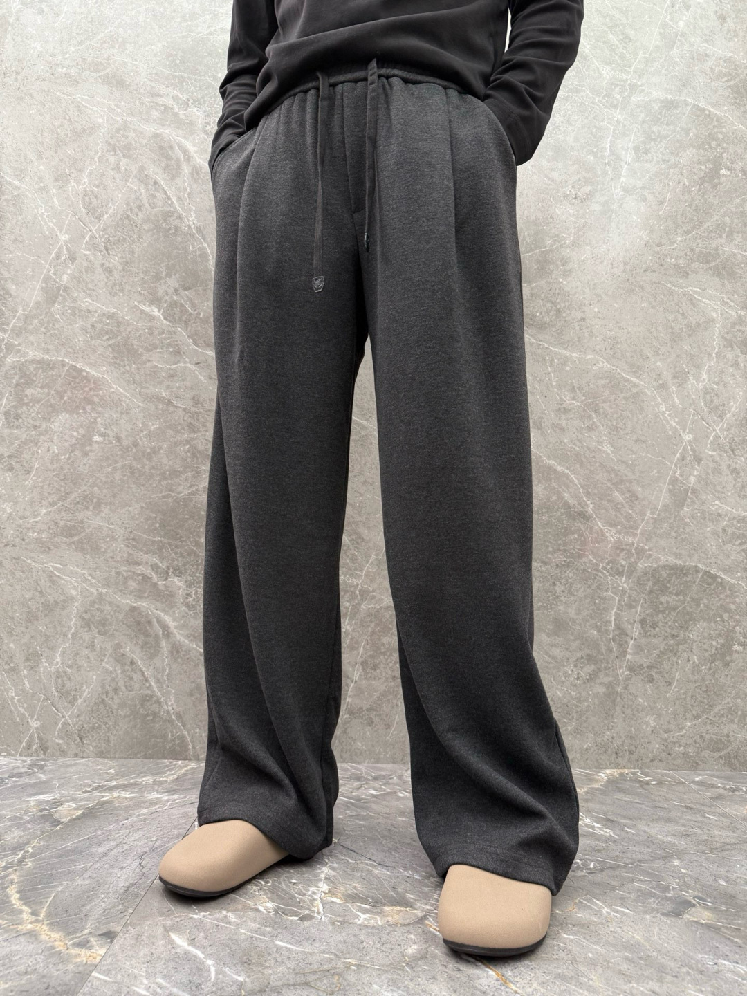 lP🆕🌈🌈新款羊毛休闲裤，采用羊毛面料打造，舒适保暖轻肤软糯，非常有垂感不显臃肿。前面皮标设计，五金细节