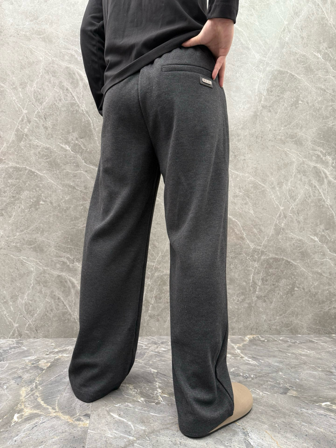 lP🆕🌈🌈新款羊毛休闲裤，采用羊毛面料打造，舒适保暖轻肤软糯，非常有垂感不显臃肿。前面皮标设计，五金细节