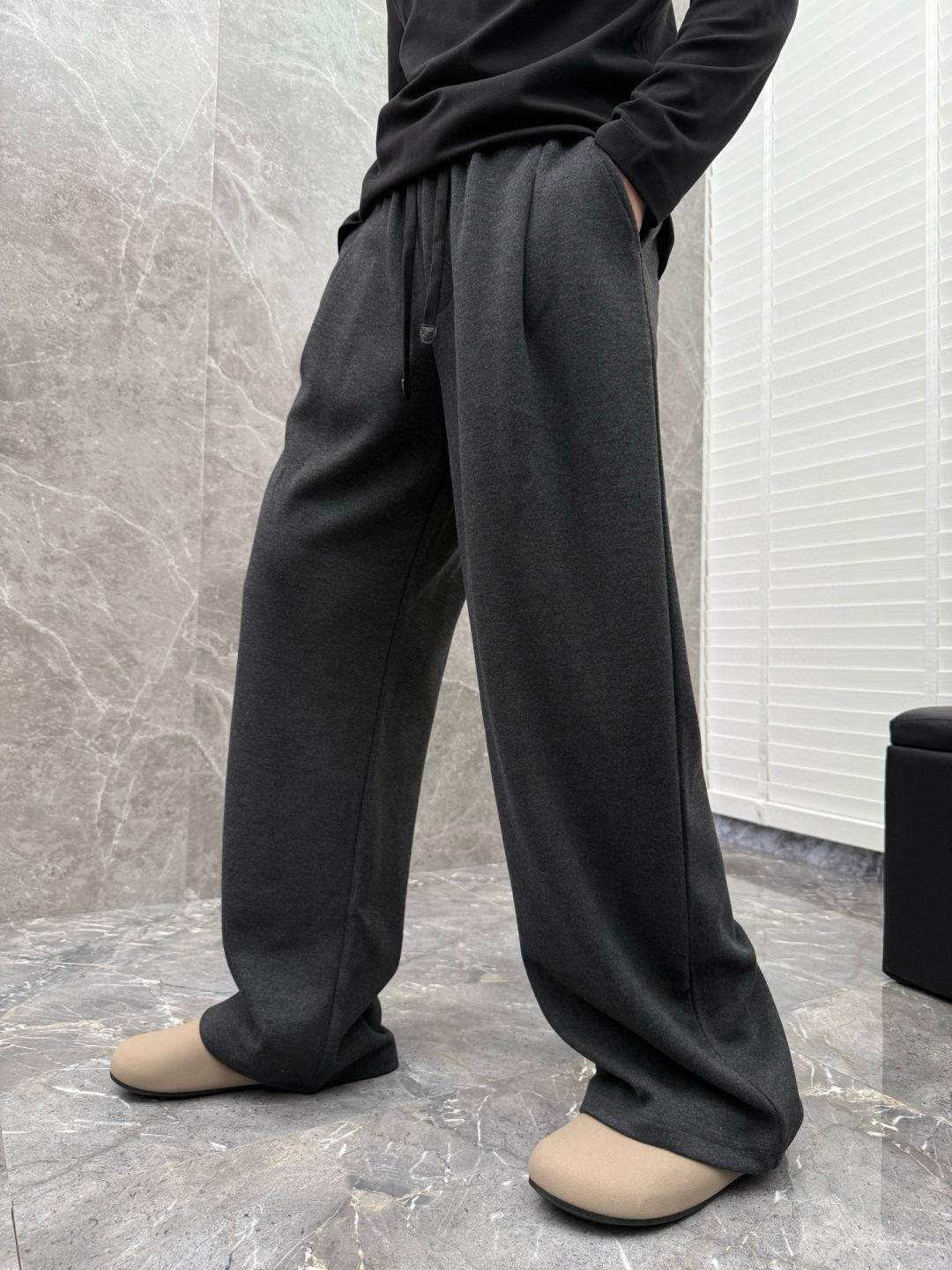 lP🆕🌈🌈新款羊毛休闲裤，采用羊毛面料打造，舒适保暖轻肤软糯，非常有垂感不显臃肿。前面皮标设计，五金细节