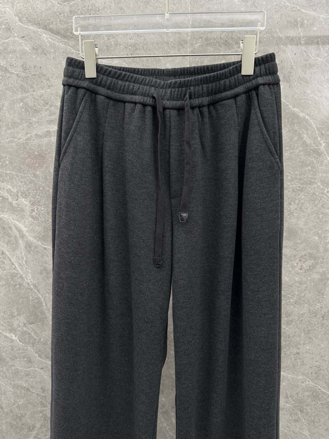 lP🆕🌈🌈新款羊毛休闲裤，采用羊毛面料打造，舒适保暖轻肤软糯，非常有垂感不显臃肿。前面皮标设计，五金细节