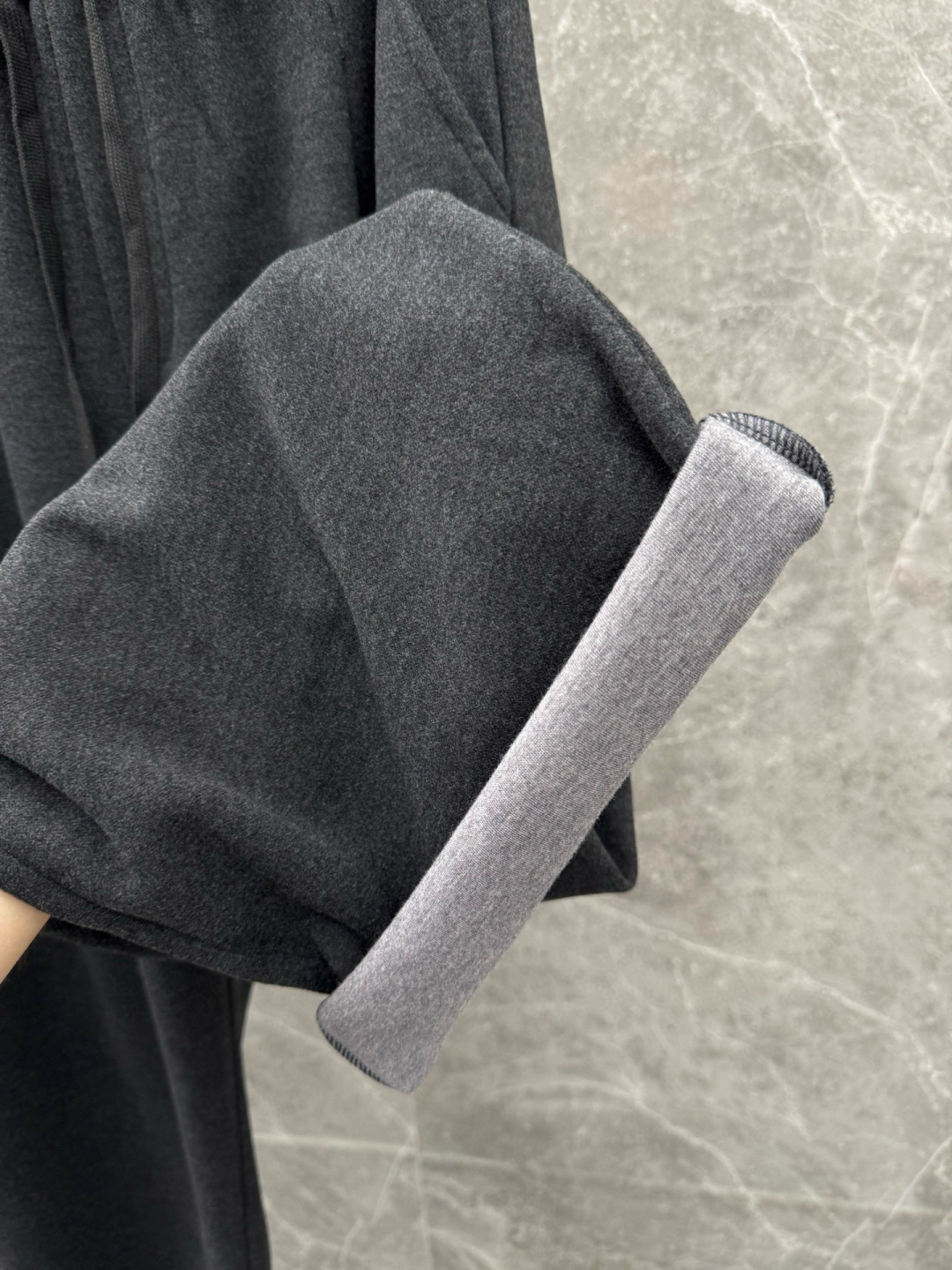 lP🆕🌈🌈新款羊毛休闲裤，采用羊毛面料打造，舒适保暖轻肤软糯，非常有垂感不显臃肿。前面皮标设计，五金细节