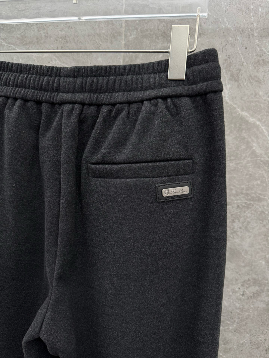 lP🆕🌈🌈新款羊毛休闲裤，采用羊毛面料打造，舒适保暖轻肤软糯，非常有垂感不显臃肿。前面皮标设计，五金细节