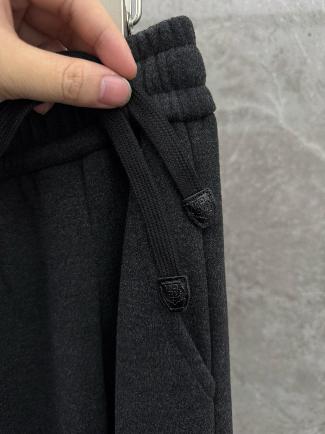 lP🆕🌈🌈新款羊毛休闲裤，采用羊毛面料打造，舒适保暖轻肤软糯，非常有垂感不显臃肿。前面皮标设计，五金细节