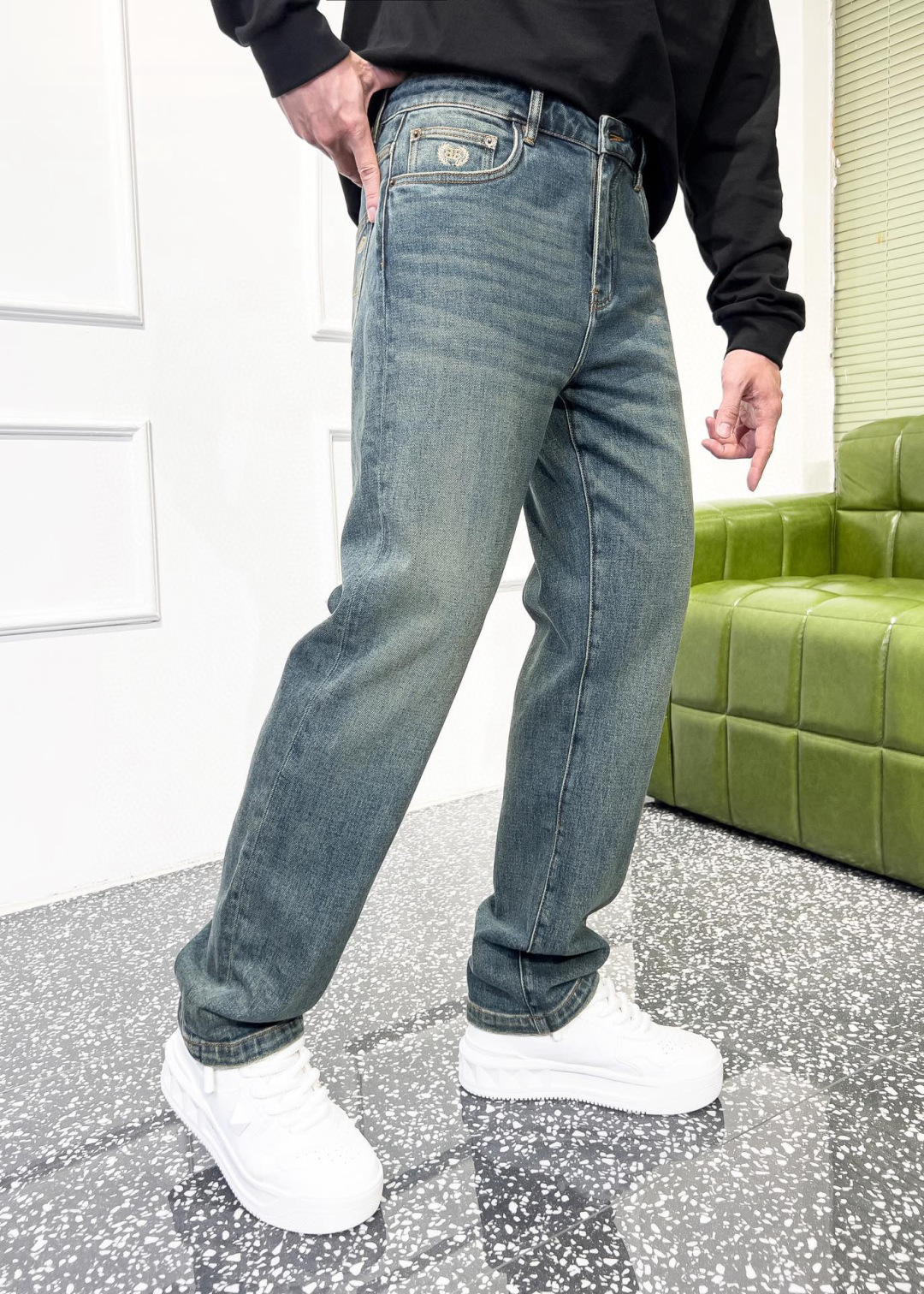 品牌：BABENLIGAG季度：2025秋冬颜色：蓝色尺码：29—36码版型：微阔中直筒版 牛仔裤重量：