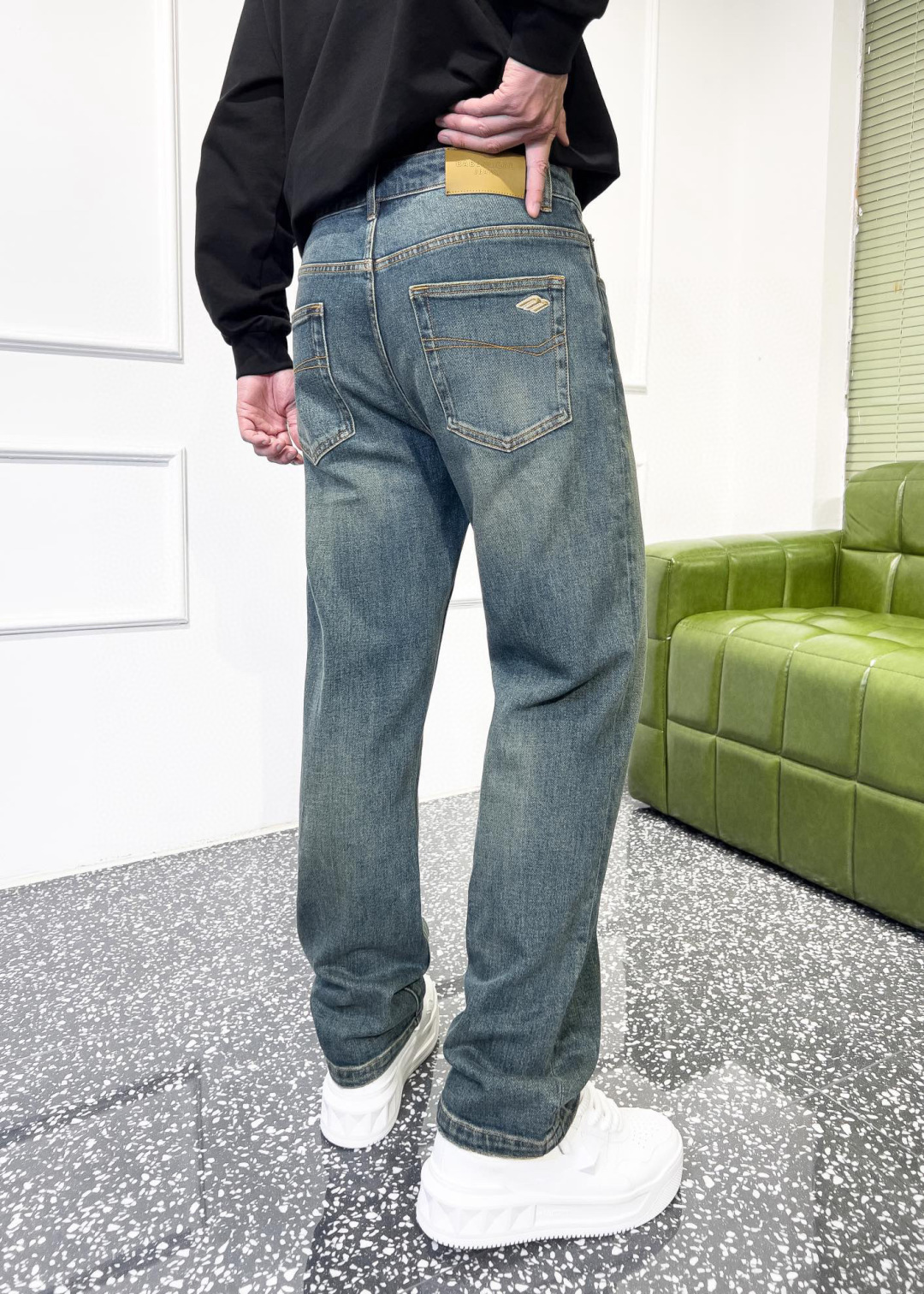 品牌：BABENLIGAG季度：2025秋冬颜色：蓝色尺码：29—36码版型：微阔中直筒版 牛仔裤重量：