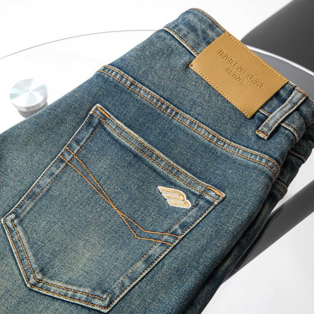 品牌：BABENLIGAG季度：2025秋冬颜色：蓝色尺码：29—36码版型：微阔中直筒版 牛仔裤重量：