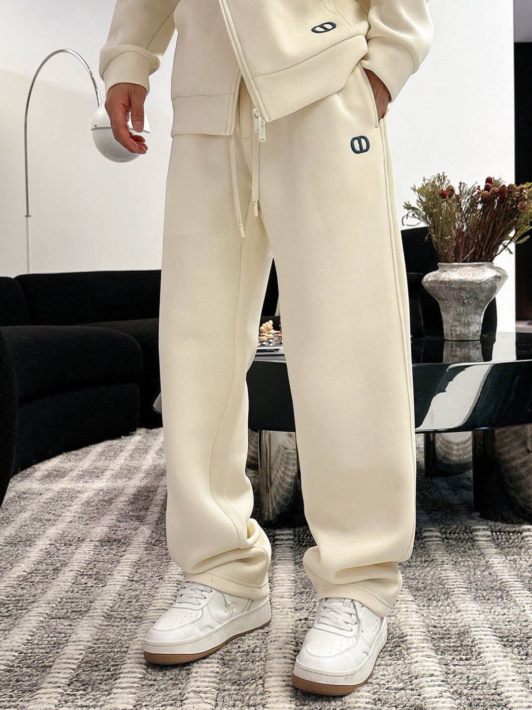 D家休闲裤颜色：黑色 杏色 （M-3XL）空气层面料具有优异的透气性能，柔软轻盈不塌:这种面料通常采用优