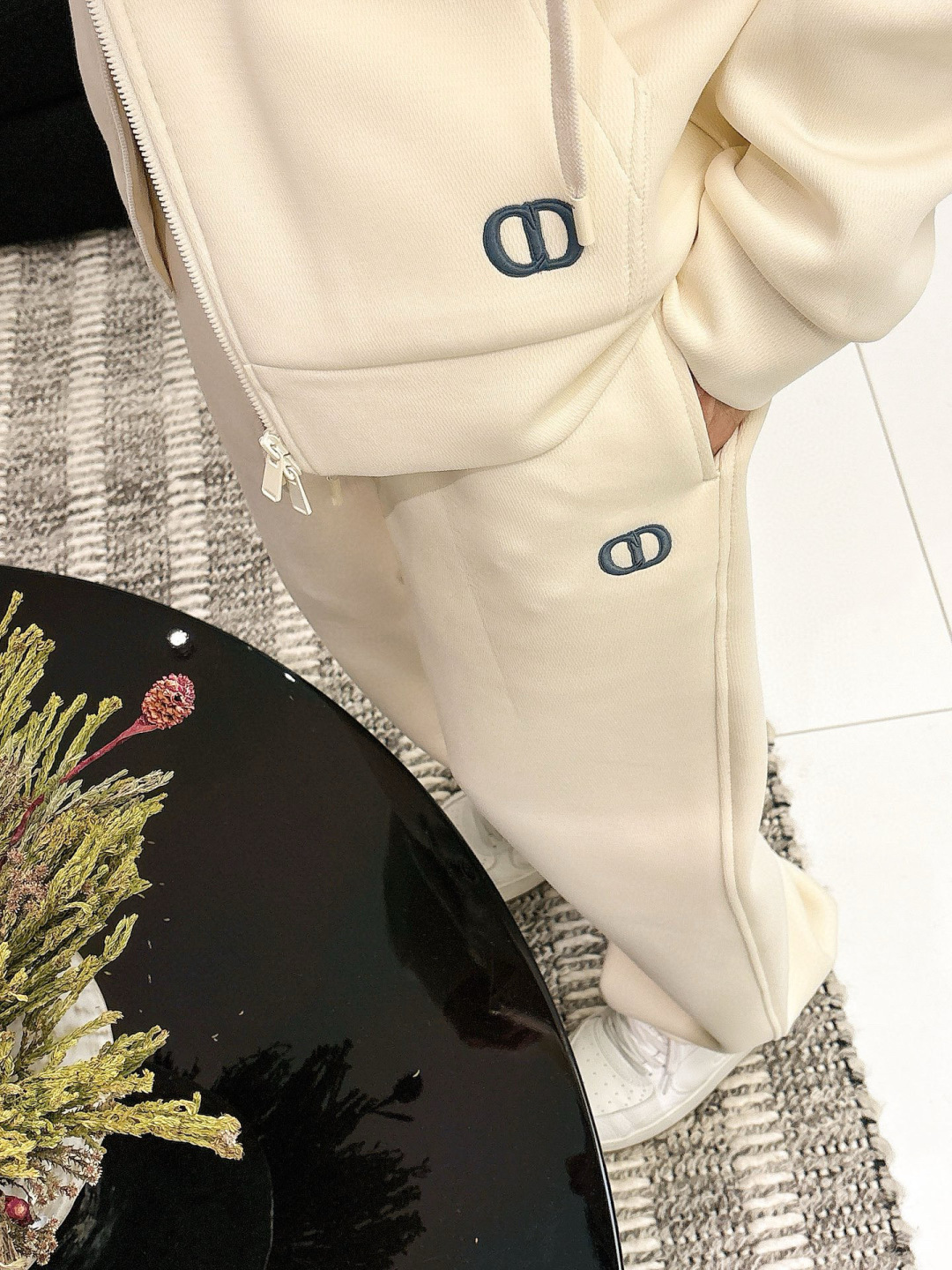 D家休闲裤颜色：黑色 杏色 （M-3XL）空气层面料具有优异的透气性能，柔软轻盈不塌:这种面料通常采用优