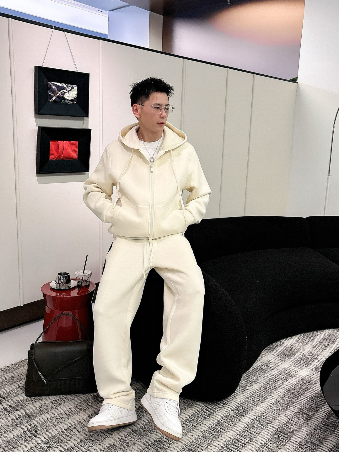 D家休闲外套颜色：黑色 杏色 （M-3XL）空气层面料具有优异的透气性能，柔软轻盈不塌:这种面料通常采用