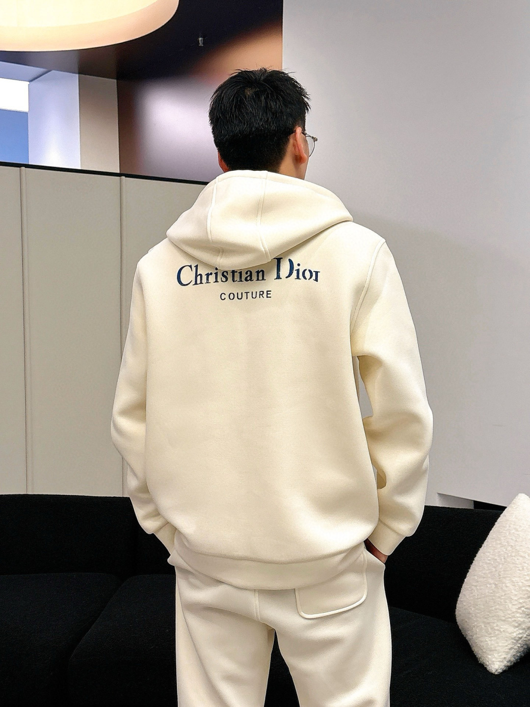 D家休闲外套颜色：黑色 杏色 （M-3XL）空气层面料具有优异的透气性能，柔软轻盈不塌:这种面料通常采用