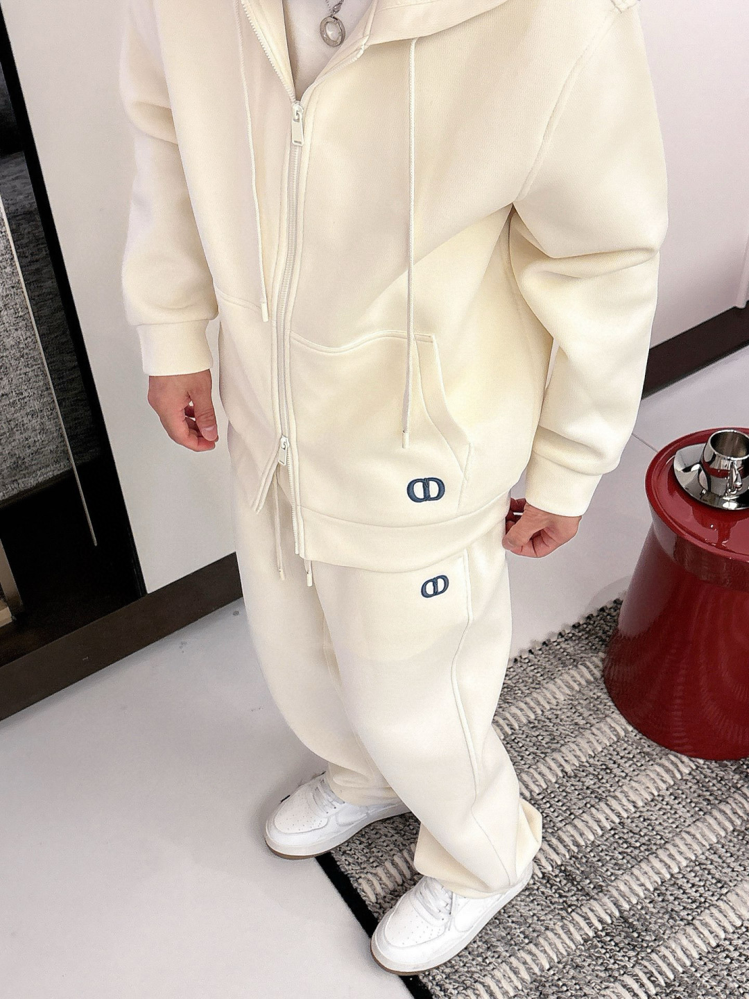 D家休闲外套颜色：黑色 杏色 （M-3XL）空气层面料具有优异的透气性能，柔软轻盈不塌:这种面料通常采用