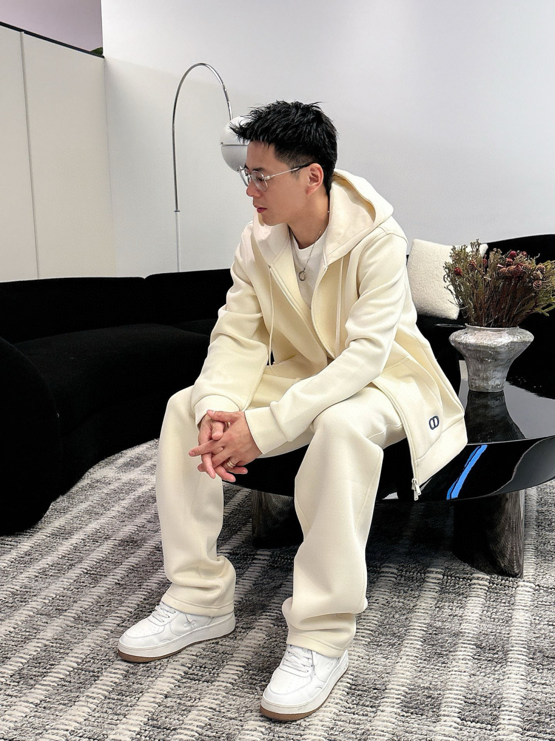 D家休闲外套颜色：黑色 杏色 （M-3XL）空气层面料具有优异的透气性能，柔软轻盈不塌:这种面料通常采用