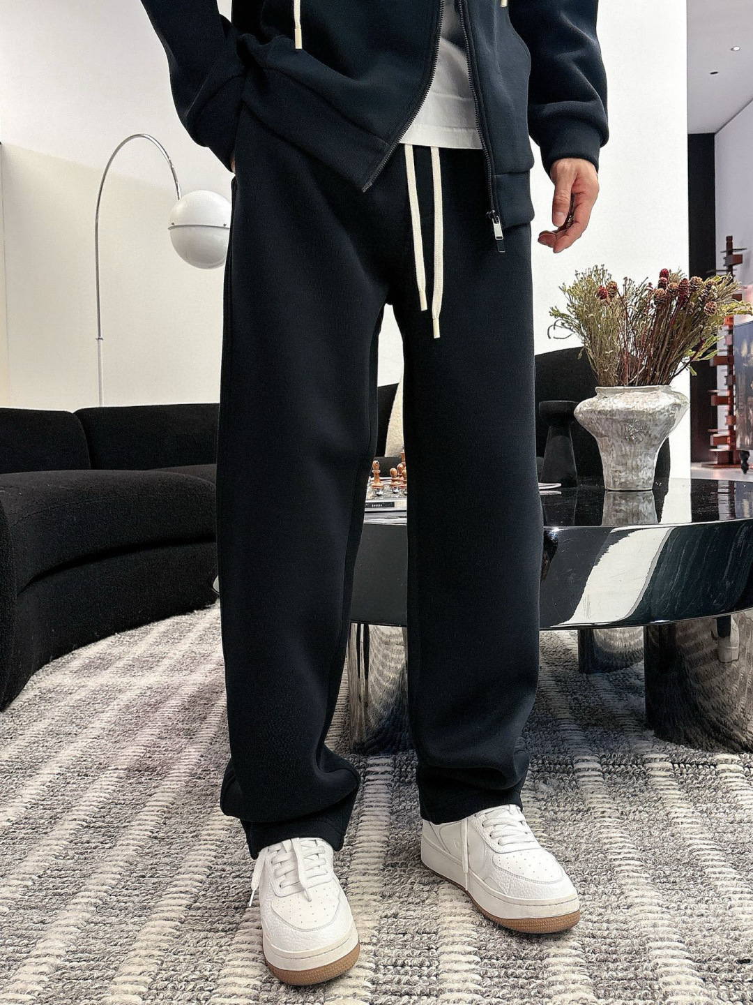 D家休闲裤颜色：黑色 杏色 （M-3XL）空气层面料具有优异的透气性能，柔软轻盈不塌:这种面料通常采用优