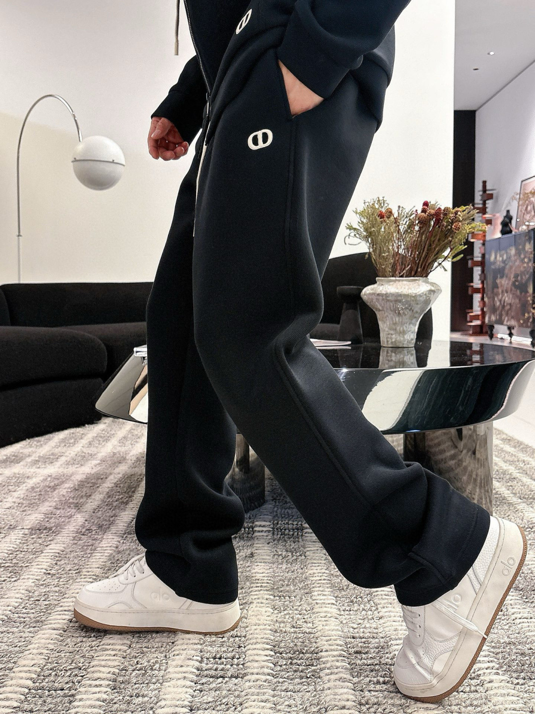 D家休闲裤颜色：黑色 杏色 （M-3XL）空气层面料具有优异的透气性能，柔软轻盈不塌:这种面料通常采用优