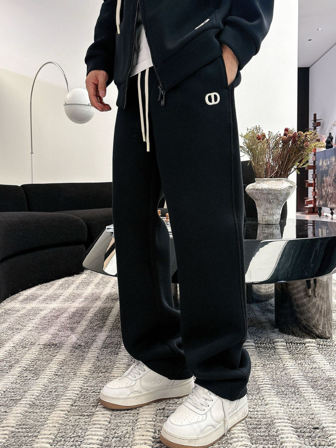 D家休闲裤颜色：黑色 杏色 （M-3XL）空气层面料具有优异的透气性能，柔软轻盈不塌:这种面料通常采用优