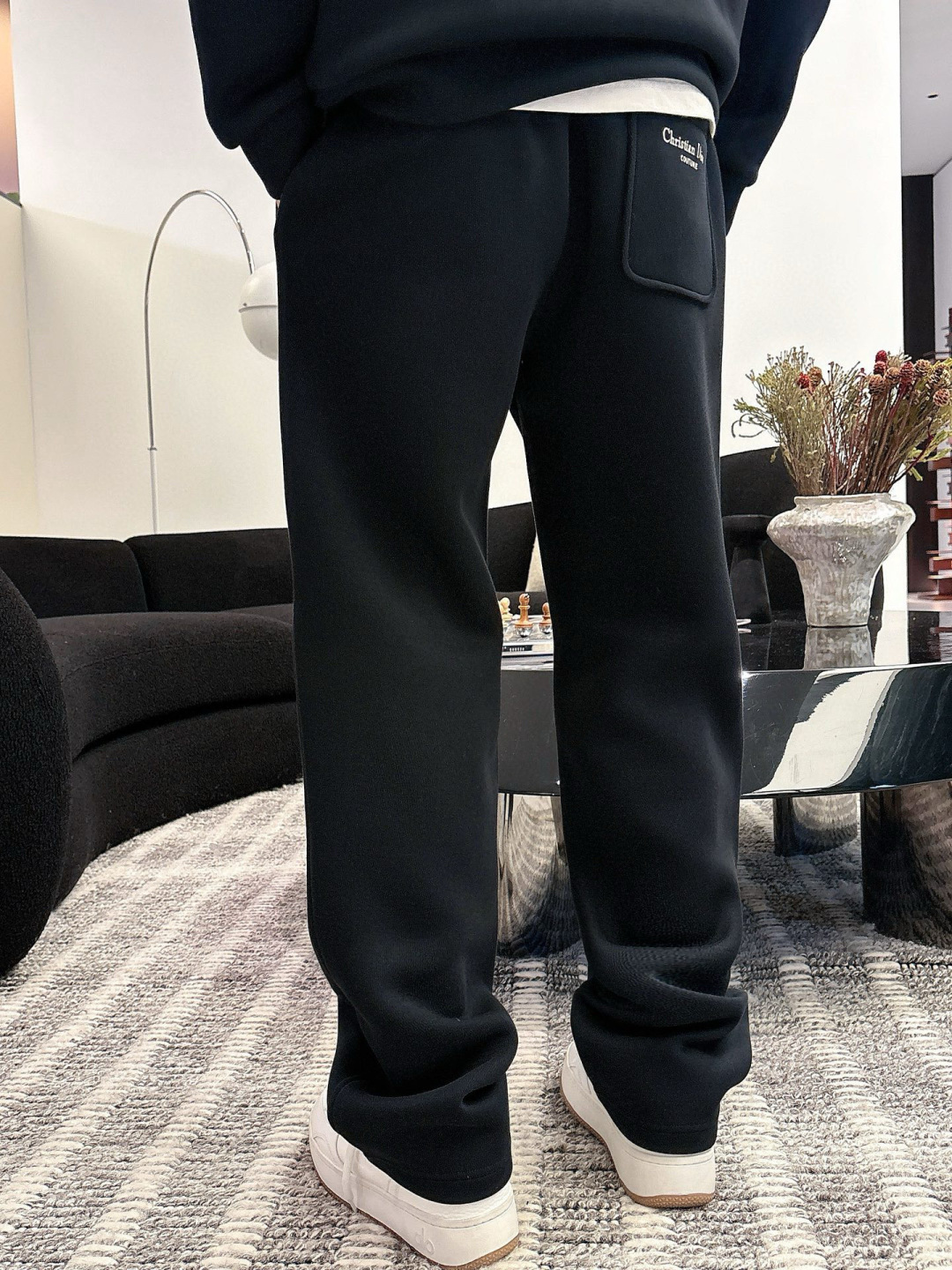 D家休闲裤颜色：黑色 杏色 （M-3XL）空气层面料具有优异的透气性能，柔软轻盈不塌:这种面料通常采用优