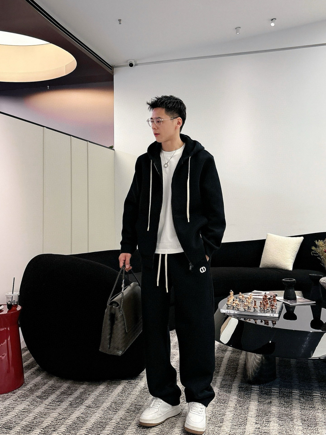 D家休闲外套颜色：黑色 杏色 （M-3XL）空气层面料具有优异的透气性能，柔软轻盈不塌:这种面料通常采用