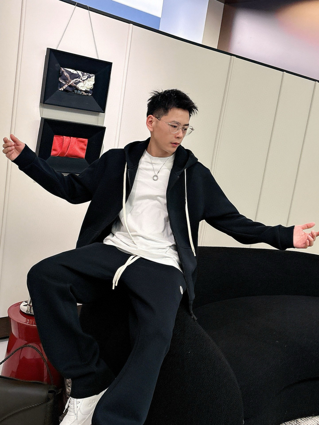 D家休闲外套颜色：黑色 杏色 （M-3XL）空气层面料具有优异的透气性能，柔软轻盈不塌:这种面料通常采用