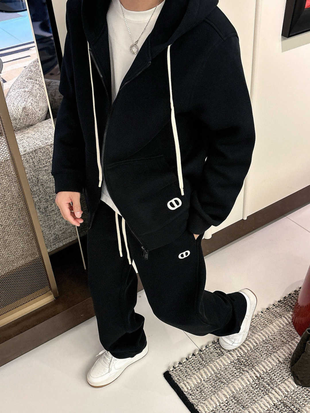 D家休闲外套颜色：黑色 杏色 （M-3XL）空气层面料具有优异的透气性能，柔软轻盈不塌:这种面料通常采用