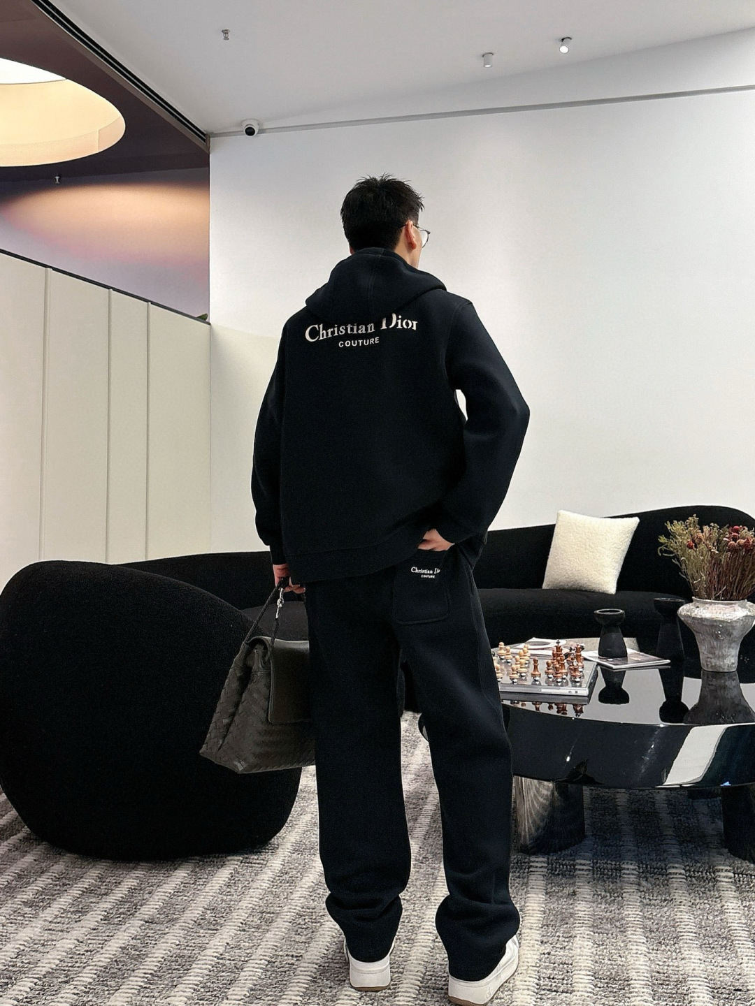 D家休闲外套颜色：黑色 杏色 （M-3XL）空气层面料具有优异的透气性能，柔软轻盈不塌:这种面料通常采用