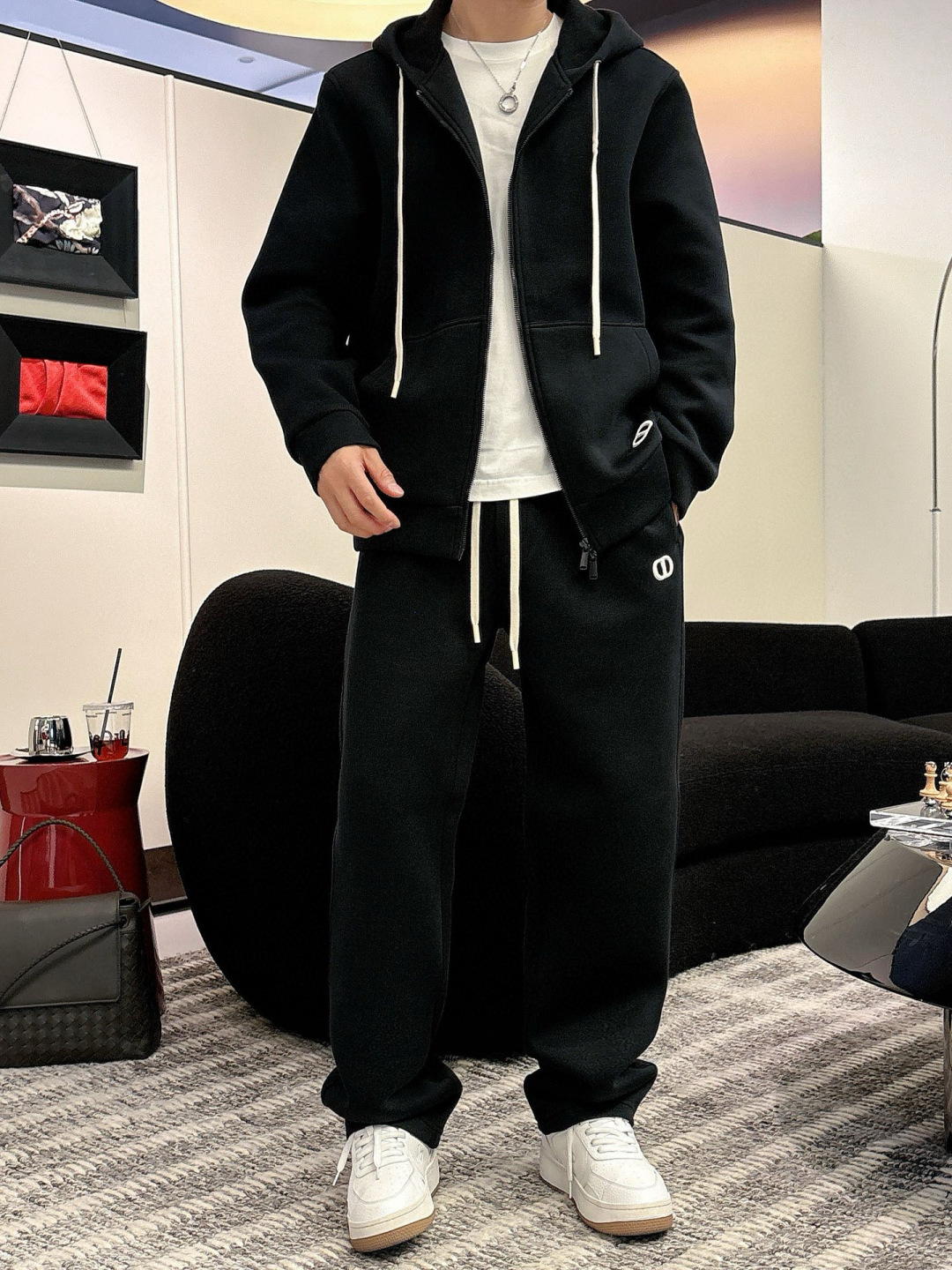 D家休闲外套颜色：黑色 杏色 （M-3XL）空气层面料具有优异的透气性能，柔软轻盈不塌:这种面料通常采用