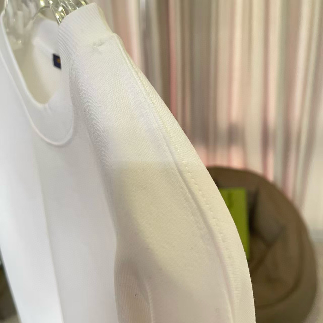 1V*2025秋冬新款 个性字母logo印花 定制面料400g 圆领卫衣 男女同款尺码：S M L XL