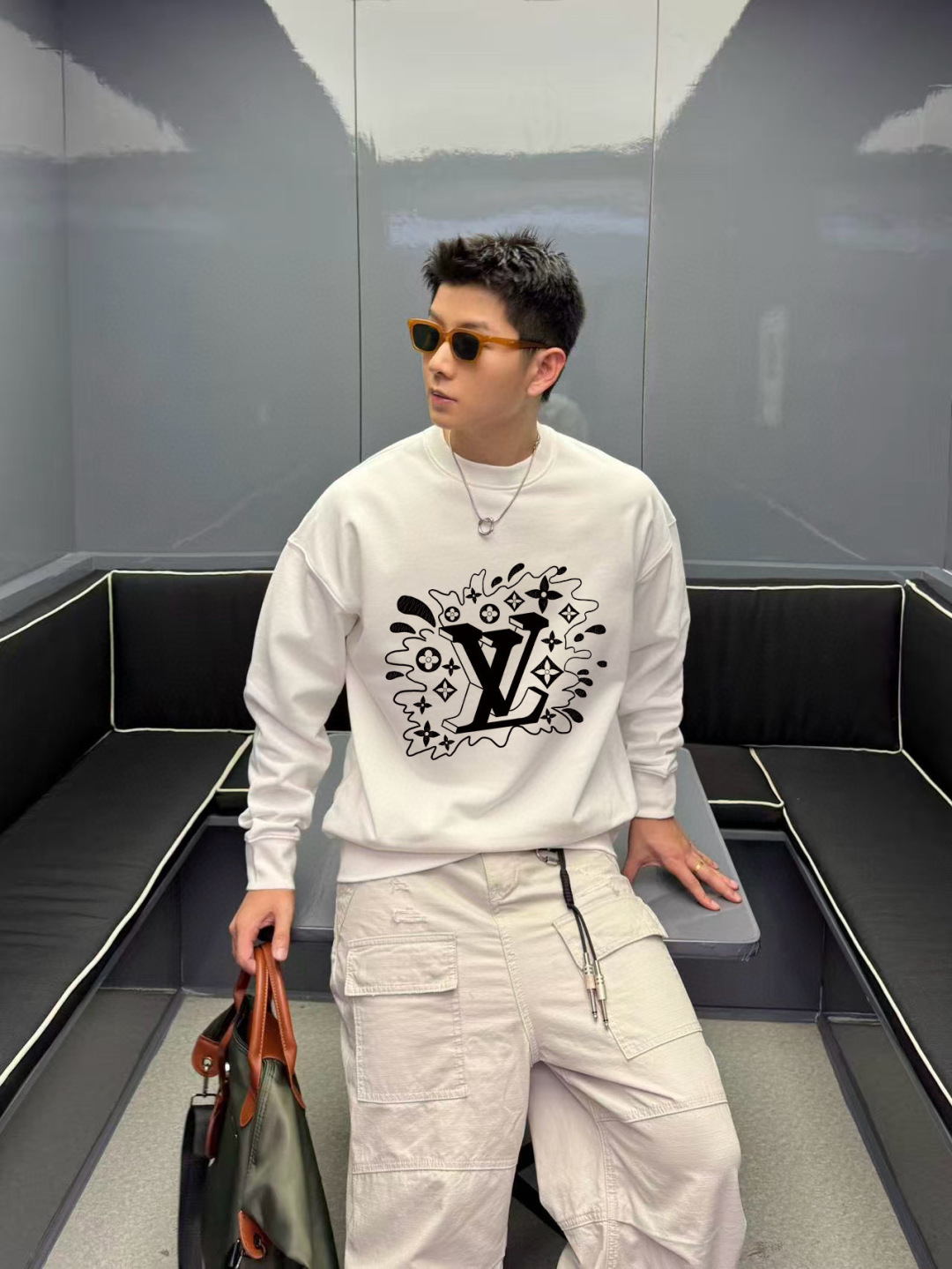 1V*2025秋冬新款 个性字母logo印花 定制面料400g 圆领卫衣 男女同款尺码：S M L XL