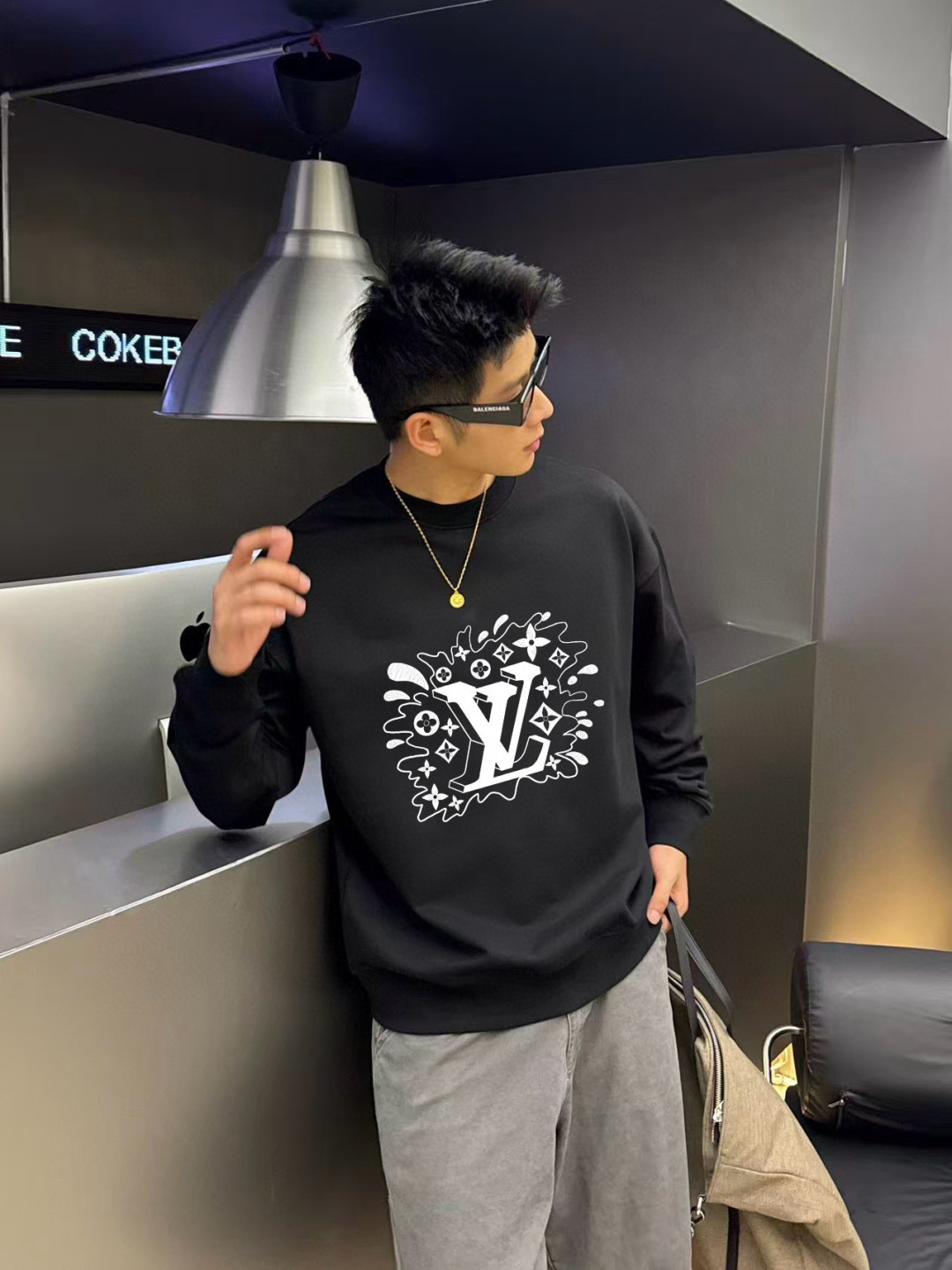 1V*2025秋冬新款 个性字母logo印花 定制面料400g 圆领卫衣 男女同款尺码：S M L XL