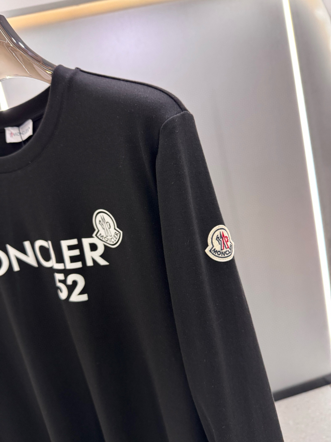 MK 2025早秋新品厚款植绒字母长袖打底T恤；定制260克高密水柔棉面料，胸前植绒工艺字母加标志LOG