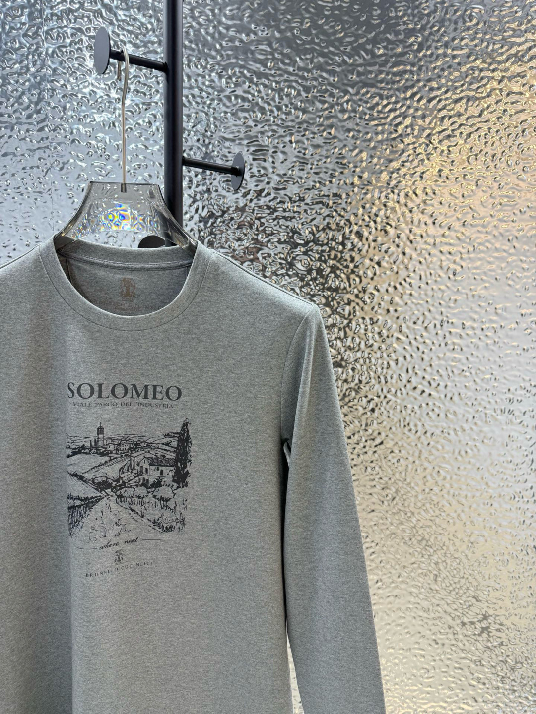 Brunello Cucinelli2025秋冬新品长袖圆领T恤；创意灵感邂逅匠心材质，共同塑造这款简约