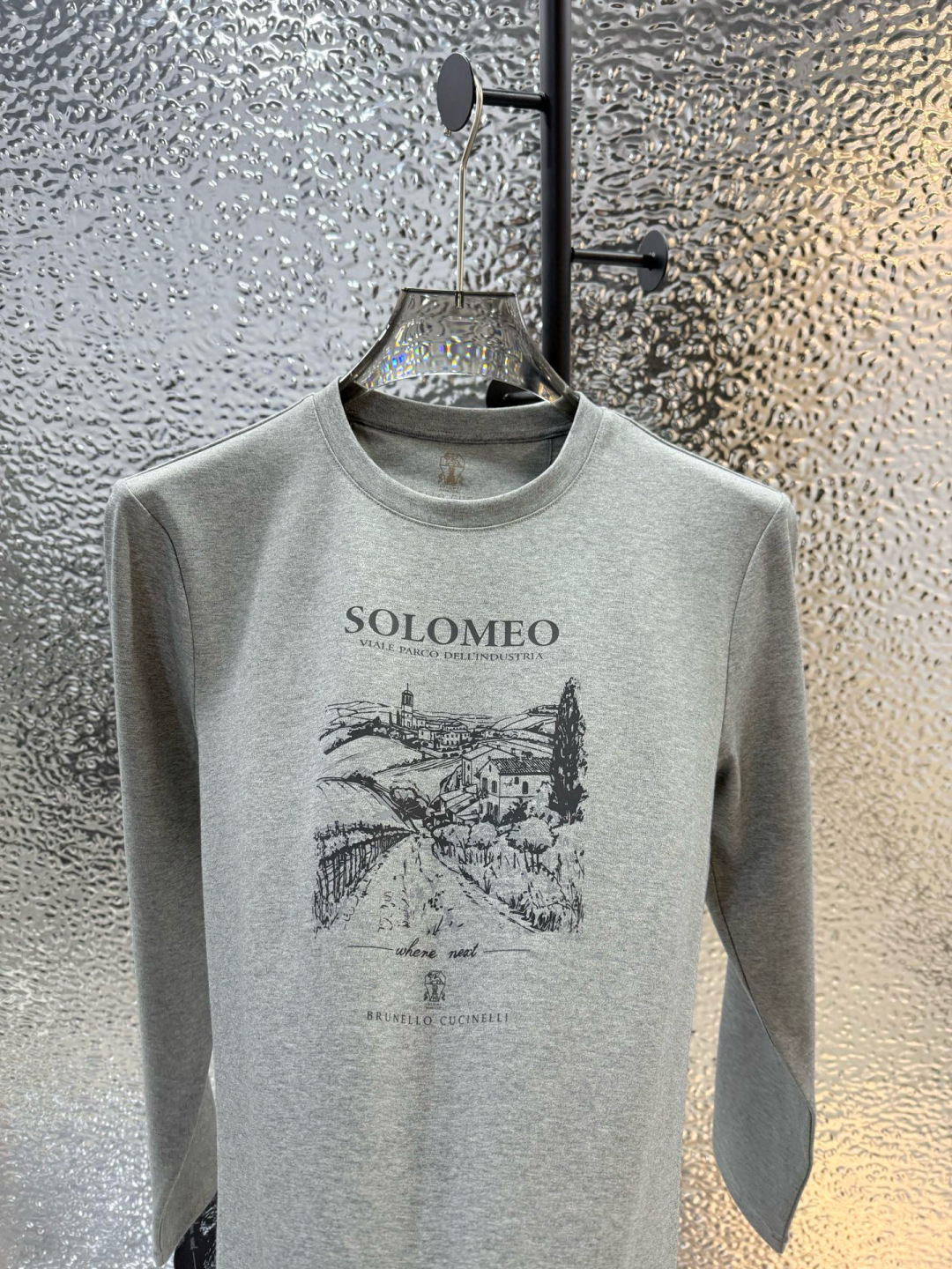 Brunello Cucinelli2025秋冬新品长袖圆领T恤；创意灵感邂逅匠心材质，共同塑造这款简约