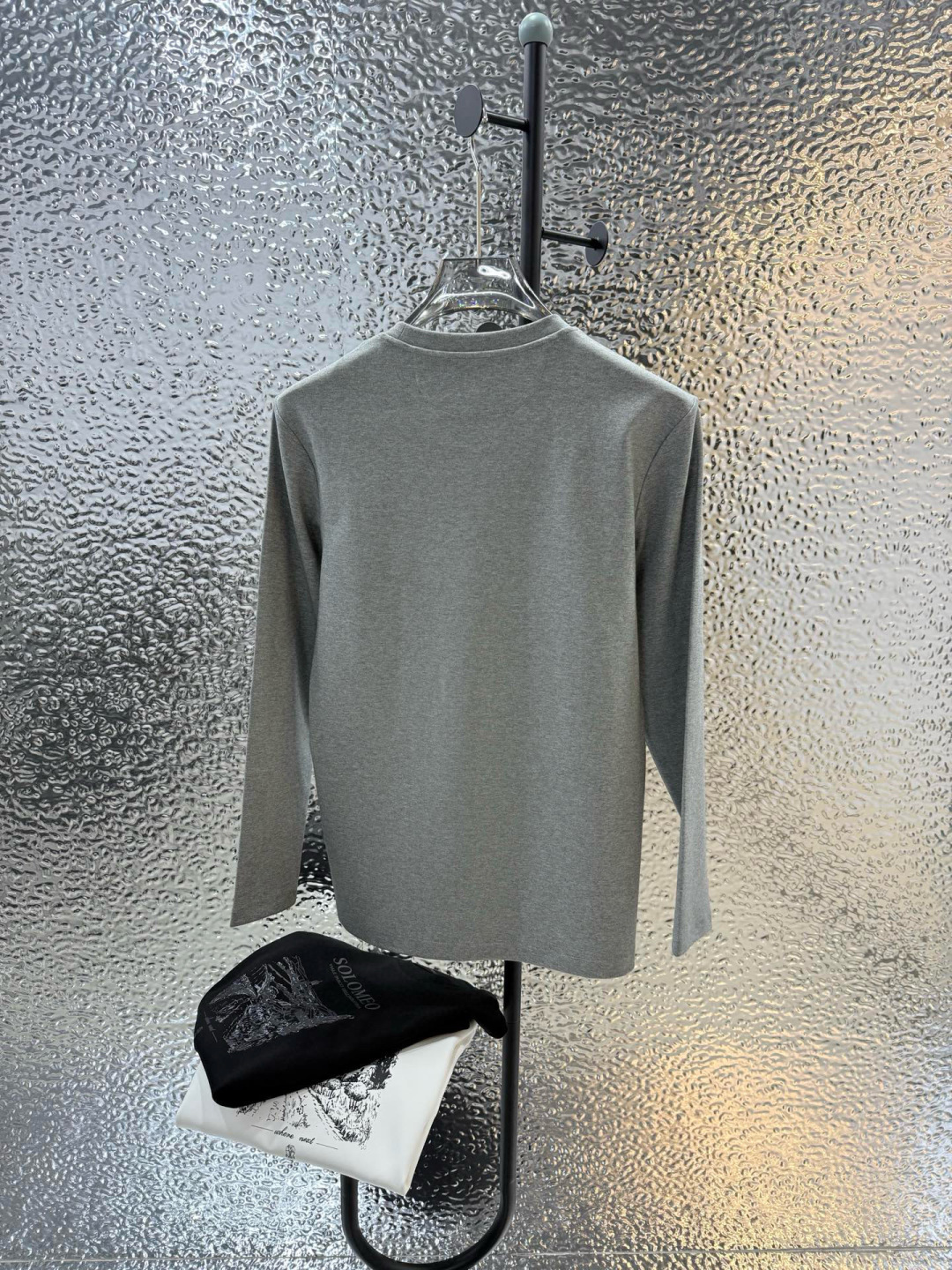 Brunello Cucinelli2025秋冬新品长袖圆领T恤；创意灵感邂逅匠心材质，共同塑造这款简约